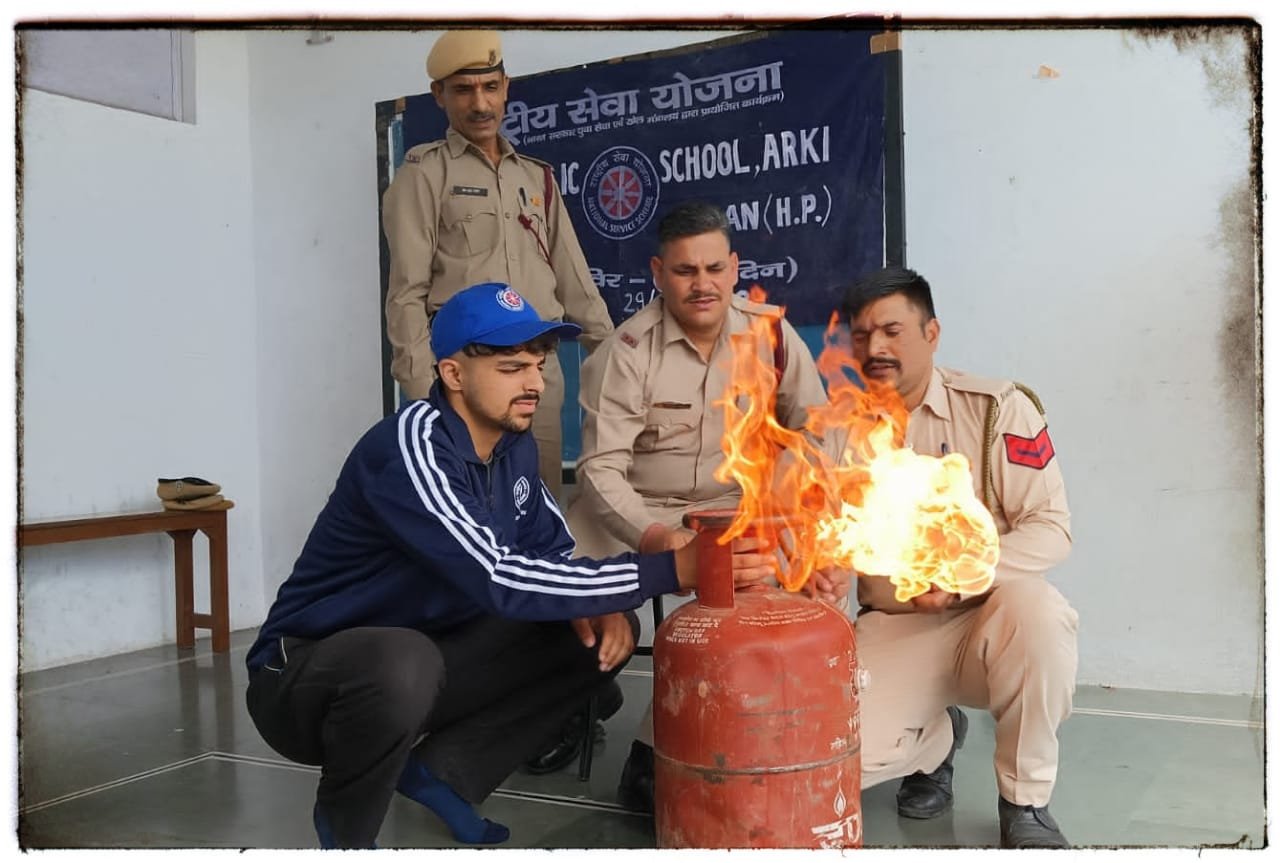 लक्ष्य शिक्षण संस्थान अर्की में अग्निशमन विभाग द्वारा एनएसएस स्वयसेवियों को आपदा से बचाव बारे दी गई जानकारी